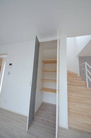 伴東三丁目の収納|リビングにも収納スペースがあります