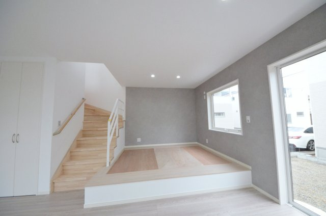 伴東三丁目の居間・リビング|リビングに隣接した一段あがった畳コーナー