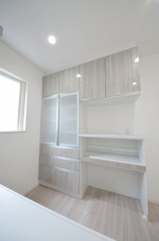 伴東三丁目の収納|大容量のカップボードが標準装備。パントリースペースもあり、キッチン周りの収納もしっかり確保されています。