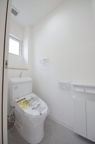 伴東三丁目のトイレ|窓のある明るいトイレ
勿論ウォシュレット付きです