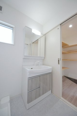 伴東三丁目の独立洗面台|清潔感あふれるシャワー付洗面台と洗面室。収納もある余裕のスペース。窓もあり明るく通気も良いです