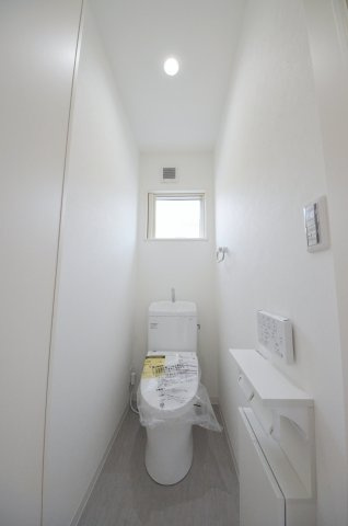 伴東三丁目のトイレ|窓のある明るいトイレ
勿論ウォシュレット付きです