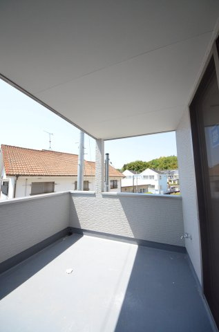 伴東三丁目のバルコニー|バルコニーは屋根があるので急な雨でも安心です