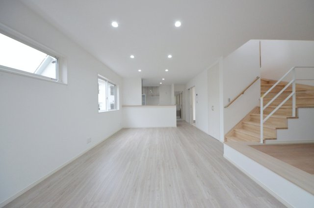 伴東三丁目の居間・リビング|東南向きの広いリビング空間。オープンタイプの対面式キッチンでリビングが隅まで見渡せます。キッチンにいながら小さなお子様にも目が届き安心です。