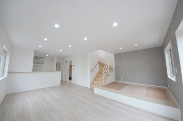 伴東三丁目の居間・リビング|東南向きの広いリビング空間。オープンタイプの対面式キッチンでリビングが隅まで見渡せます。キッチンにいながら小さなお子様にも目が届き安心です。