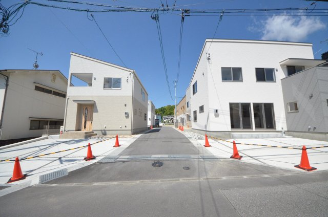 伴東三丁目の前面道路含む現地写真|前面道路は交通量が少なく駐車楽々
