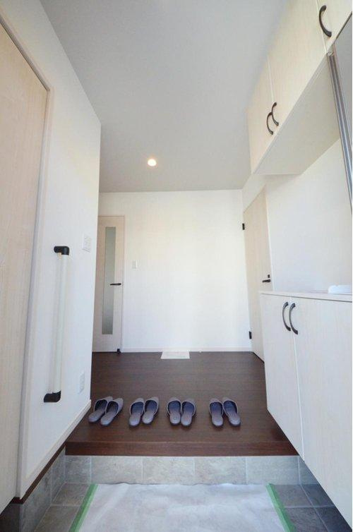 宮島口上1丁目の玄関|玄関周りの収納スペースもしっかり確保されています。