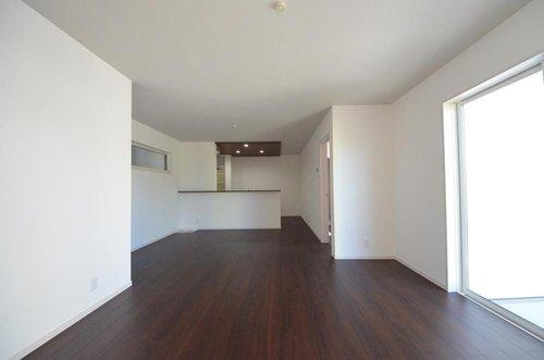 宮島口上1丁目の居間・リビング|陽当たりが良く、窓の多いリビング空間。キッチンからリビングが隅まで見渡せます。キッチンにいながら小さなお子様にも目が届き安心です。