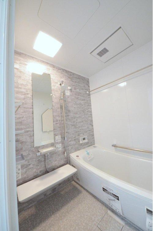 宮島口上1丁目の浴室|人気の換気乾燥暖房機付き。１坪タイプの大きなバスルームなので足を伸ばしてゆっくり湯船につかることができます