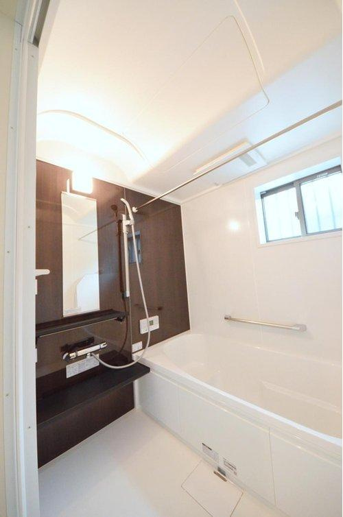 可部東4丁目の浴室|人気の換気乾燥暖房機付き。１坪タイプの大きなバスルームなので足を伸ばしてゆっくり湯船につかることができます