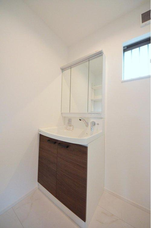 可部東4丁目の洗面所|清潔感あふれるシャワー付洗面台と洗面室。余裕のスペース。窓もあり明るく通気も良いです