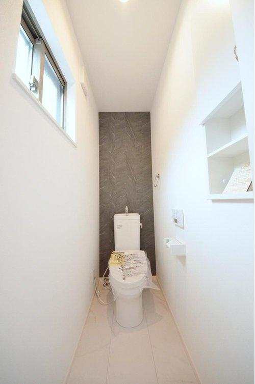 可部東4丁目のトイレ|窓のある明るいトイレ。勿論ウォシュレット付です。収納スペースもあります。