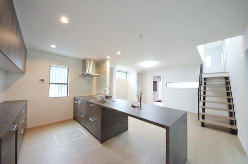 可部東4丁目のキッチン|明るく窓の多いリビング空間。オープンタイプの対面式キッチンでリビングが隅まで見渡せます。キッチンにいながら小さなお子様にも目が届き安心です。