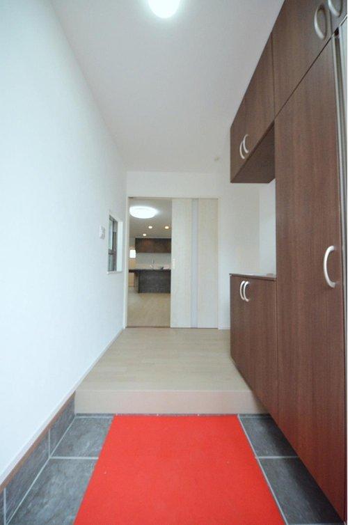 可部東4丁目の玄関|玄関は大容量のシューズクローク付。玄関周りの収納スペースもしっかり確保されています。