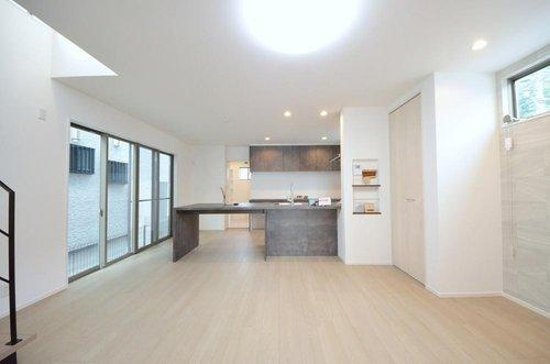 可部東4丁目の居間・リビング|明るく窓の多いリビング空間。オープンタイプの対面式キッチンでリビングが隅まで見渡せます。キッチンにいながら小さなお子様にも目が届き安心です。