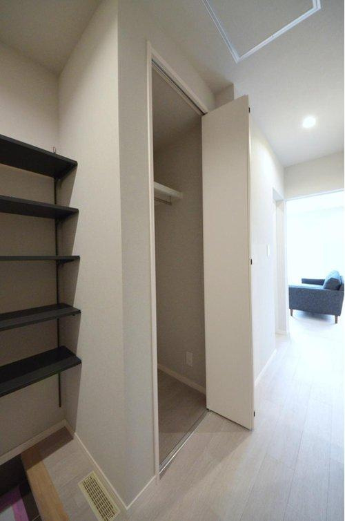 亀山南1丁目の収納|玄関に広い収納スペースがあります