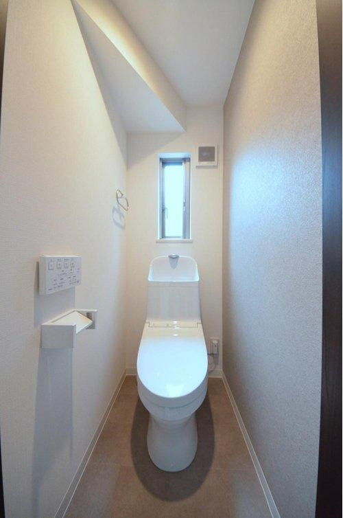 亀山南1丁目のトイレ|窓のある明るいトイレ。勿論ウォシュレット付です。収納スペースもあります。