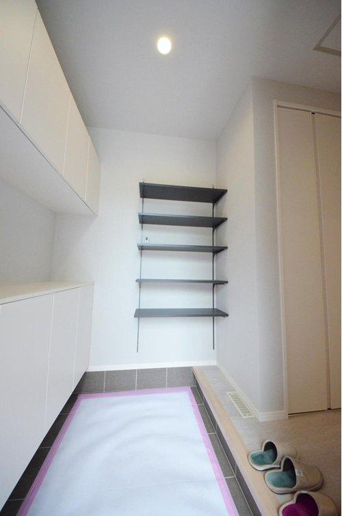 亀山南1丁目の玄関|玄関には大容量のシューズボックスがあります。