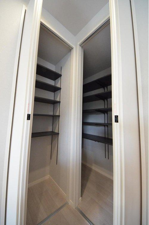 亀山南1丁目の収納|キッチン横に広いパントリースペースがあります