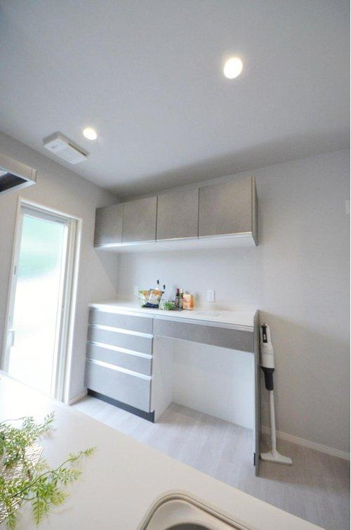 亀山南1丁目の収納|大容量のカップボードが標準装備！キッチン周りの収納スペースもしっかり確保されています。