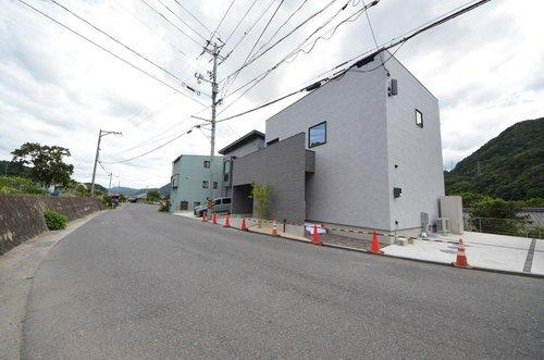 亀山南1丁目の前面道路含む現地写真|前面道路は交通量が少なく駐車楽々