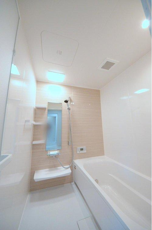 亀山南1丁目の浴室|人気の換気乾燥暖房機付き。１坪タイプの大きなバスルームなので足を伸ばしてゆっくり湯船につかることができます