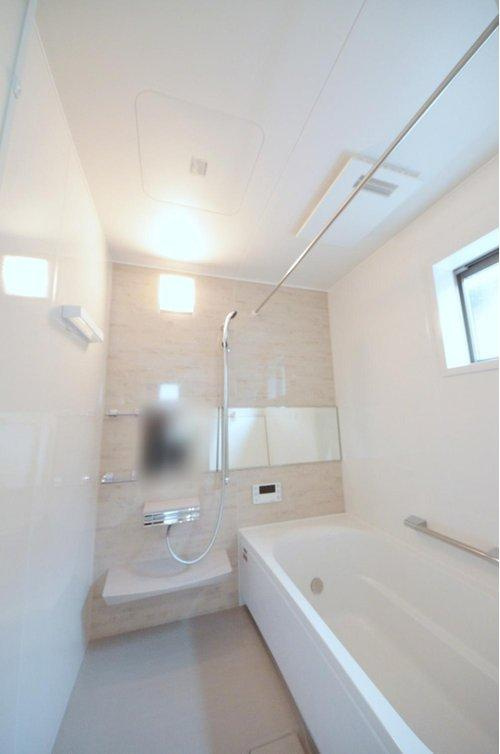 長束1丁目の浴室|人気の換気乾燥暖房機付き。１坪タイプの大きなバスルームなので足を伸ばしてゆっくり湯船につかることができます