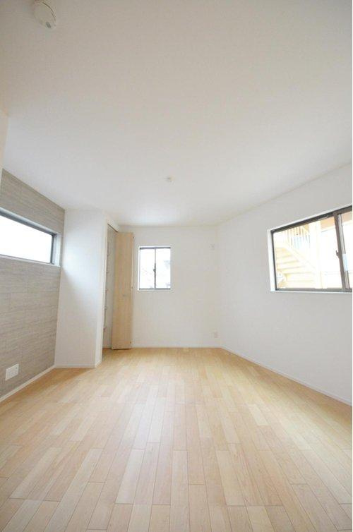 長束1丁目の居間・リビング|南向きで陽当たりが良く、窓の多いリビング空間。お洒落なスキップフロアの三階建てです