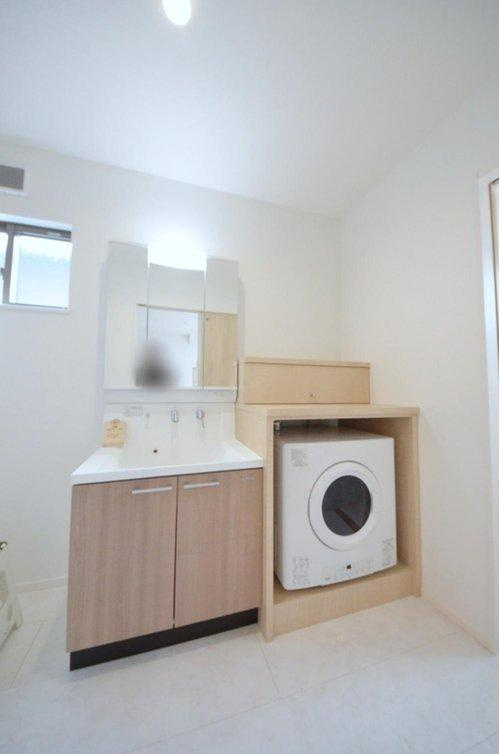 長束1丁目の洗面所|洗面所には収納スペースがあります