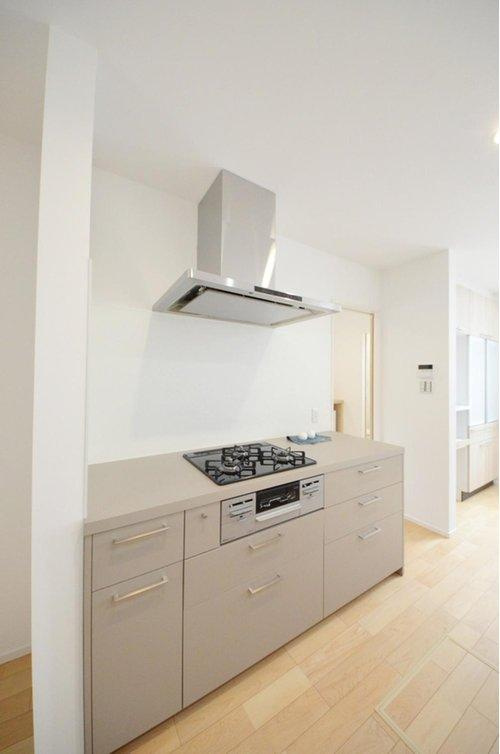 長束1丁目のキッチン|南向きで陽当たりが良く、窓の多いリビング空間。お洒落なスキップフロアの三階建てです