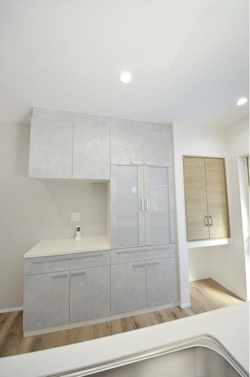 国信2丁目の収納|大容量のカップボードが標準装備。パントリースペースもあり、キッチン周りの収納もしっかり確保されています。