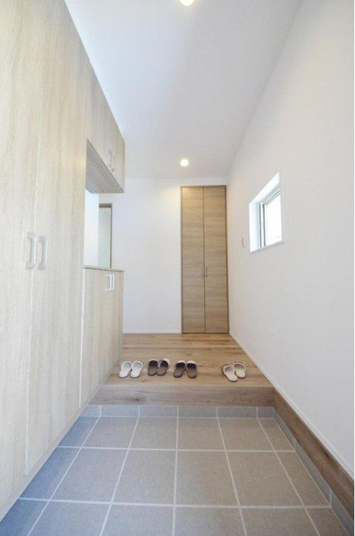 国信2丁目の玄関|玄関周りの収納スペースもしっかり確保されています。