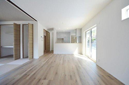 国信2丁目の居間・リビング|陽当たりが良く、窓の多いリビング空間。オープンタイプの対面式キッチンでリビングが隅まで見渡せます。キッチンにいながら小さなお子様にも目が届き安心です。