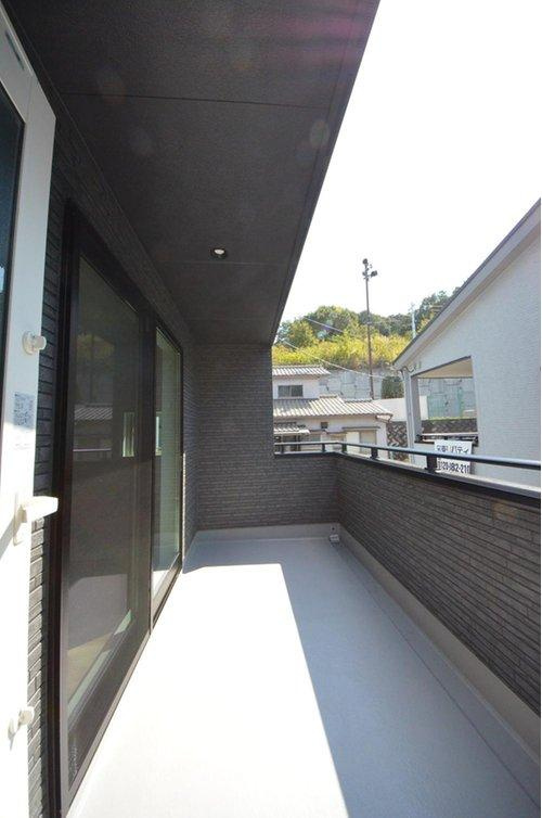 国信2丁目のバルコニー|屋根のある広いバルコニー
急な雨でも安心です