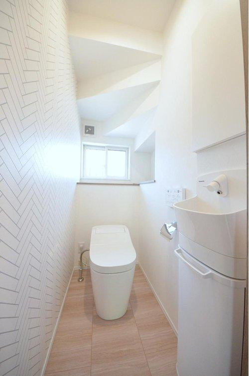 国信2丁目のトイレ|窓のある明るいトイレ。勿論ウォシュレット付です。