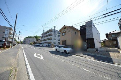 浜田2丁目の前面道路含む現地写真|前面道路は交通量が少ない為駐車楽々。
駐車は1台可能です。