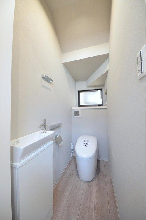 浜田2丁目のトイレ|窓のある明るいトイレ。勿論ウォシュレット付です。