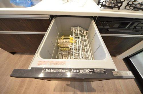 浜田2丁目のキッチン|食器洗浄乾燥機は、手洗いよりも使う水量が少ないので節水・節約ができ、ランニングコストがお得になります。
シンクに汚れものが溜まることもなくなるのでシンクも汚れません。手洗いよりも楽々でき、お洗濯や掃除