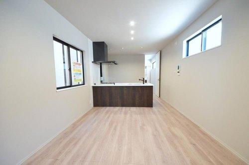 浜田2丁目の居間・リビング|窓の多いリビング空間。オープンタイプの対面式キッチンでリビングが隅まで見渡せます。キッチンにいながら小さなお子様にも目が届き安心です。