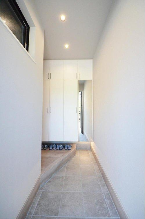 浜田2丁目の玄関|玄関には大容量のシューズボックス有。玄関周りの収納スペースもしっかり確保されています。