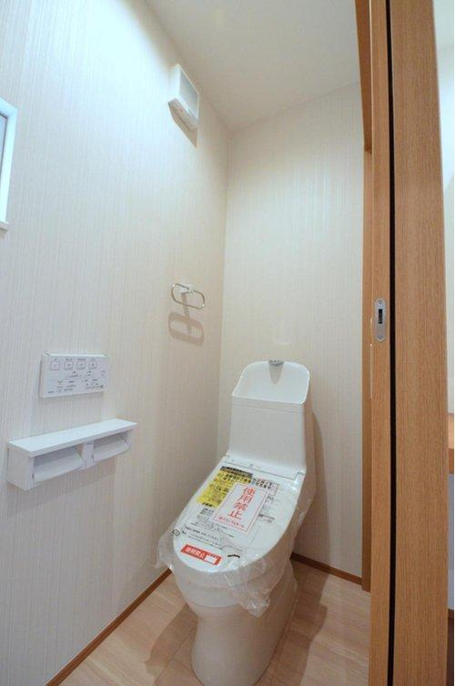 八幡2丁目のトイレ|窓のある明るいトイレ。勿論ウォシュレット付です。収納スペースもあります。