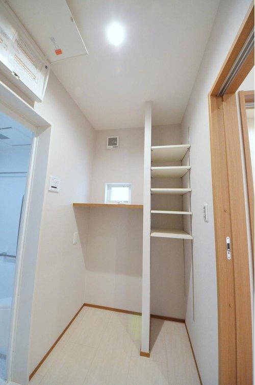 八幡2丁目の洗面所|脱衣所に収納棚があります