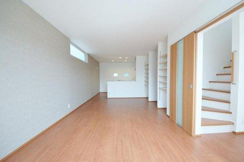 八幡2丁目の居間・リビング|東南向きで陽当たりが良く、窓の多いリビング空間。オープンタイプの対面式キッチンでリビングが隅まで見渡せます。キッチンにいながら小さなお子様にも目が届き安心です。