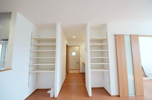 八幡2丁目の収納|リビングに大容量の収納棚があります