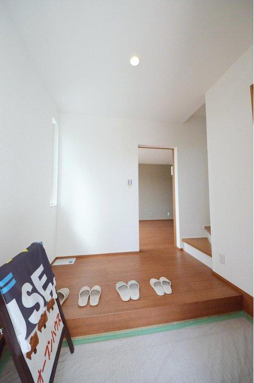 八幡2丁目の玄関|玄関にはシューズボックスと土間収納もあり。玄関周りの収納スペースもしっかり確保されています。