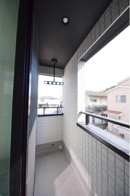 八幡東2丁目のバルコニー|屋根のあるバルコニー
急な雨でも安心です