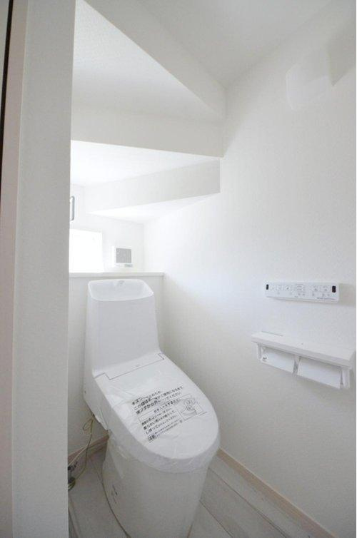 八幡東2丁目のトイレ|窓のある明るいトイレ
勿論ウォシュレット付きです