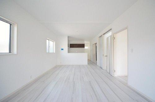 八幡東2丁目の居間・リビング|広く明るいリビング空間。オープンタイプの対面式キッチンでリビングが隅まで見渡せます。キッチンにいながら小さなお子様にも目が届き安心です。