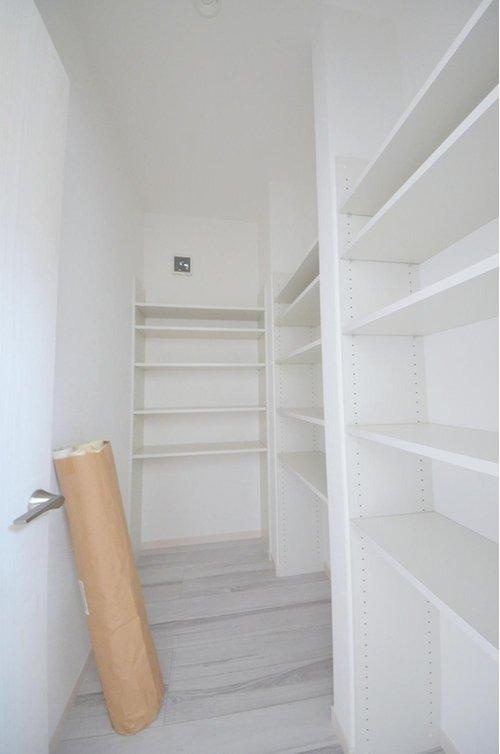 八幡東2丁目の収納|キッチン裏に大容量のパントリースペースがあります