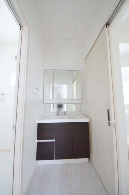 八幡東2丁目の洗面所|清潔感あふれるシャワー付洗面台と洗面室。余裕のスペース。窓もあり明るく通気も良いです